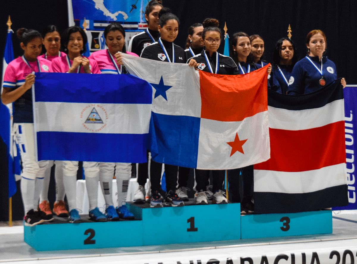 A sonar las espadas, floretes y sables en el Campeonato Centroamericano de Esgrima