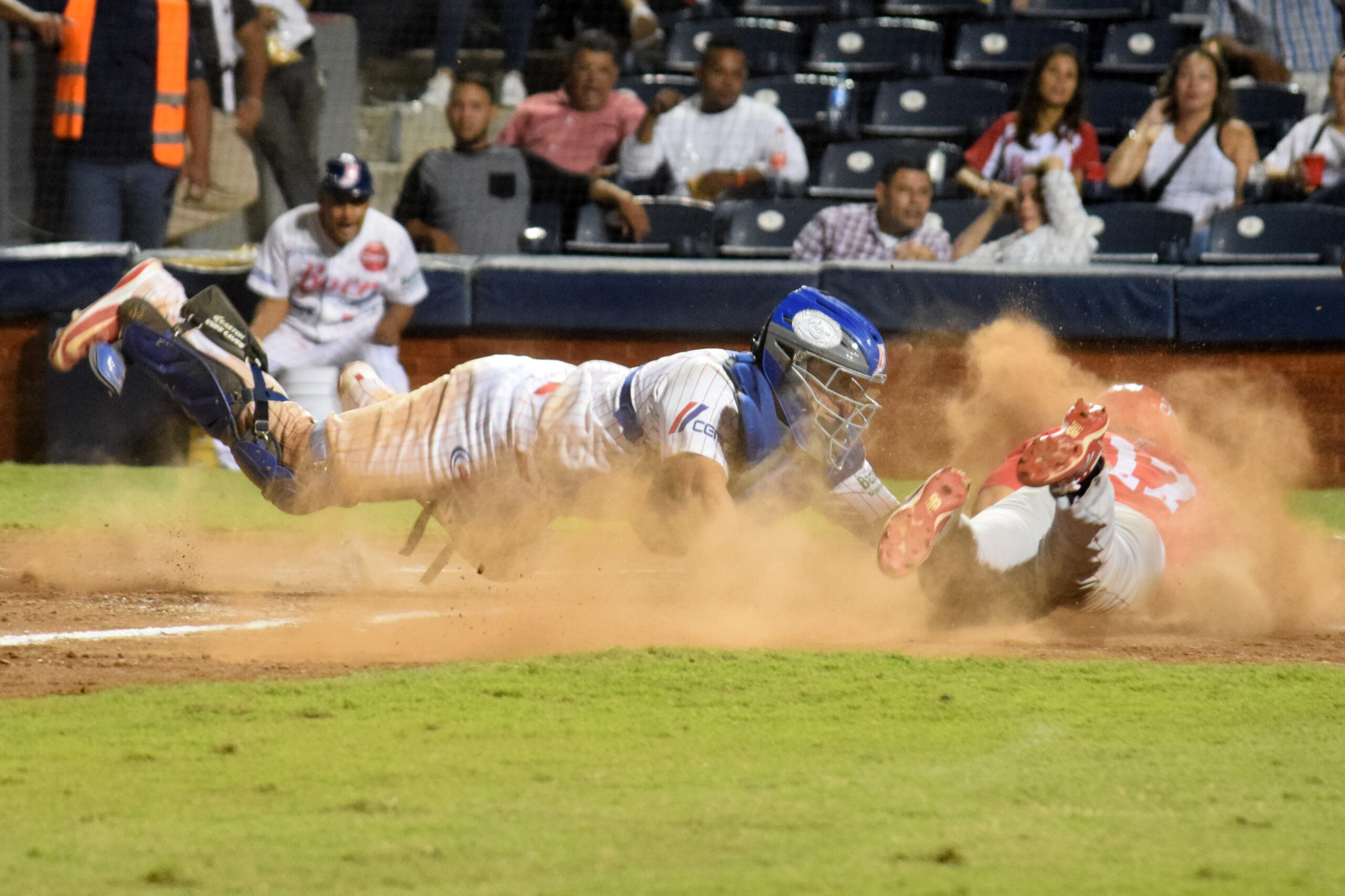 Rivas asalta la cima y Bóer respira en el béisbol profesional