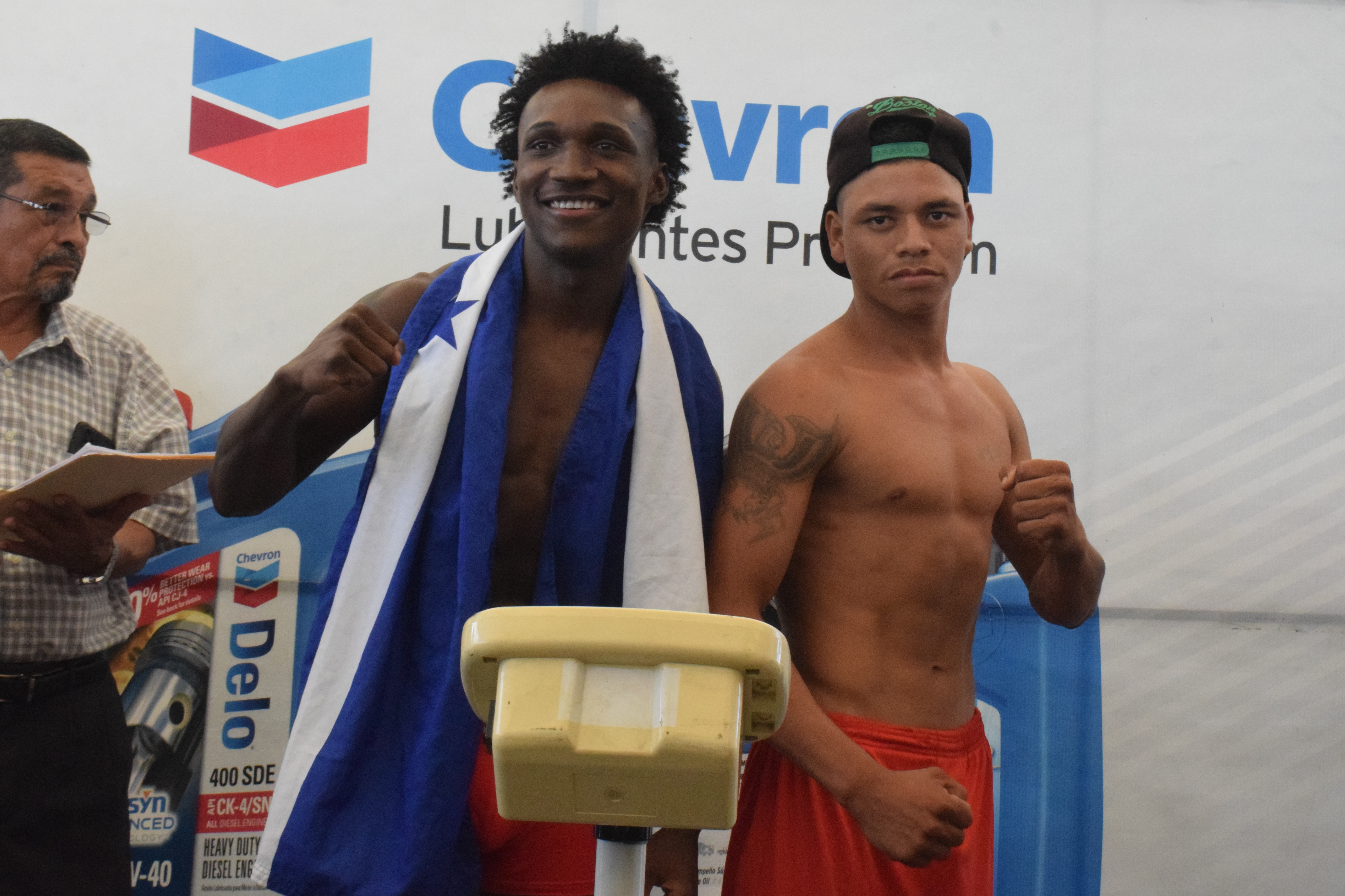Dixon y Lainez cumplen en el pesaje de la primera cartelera de Búfalo Boxing 2023