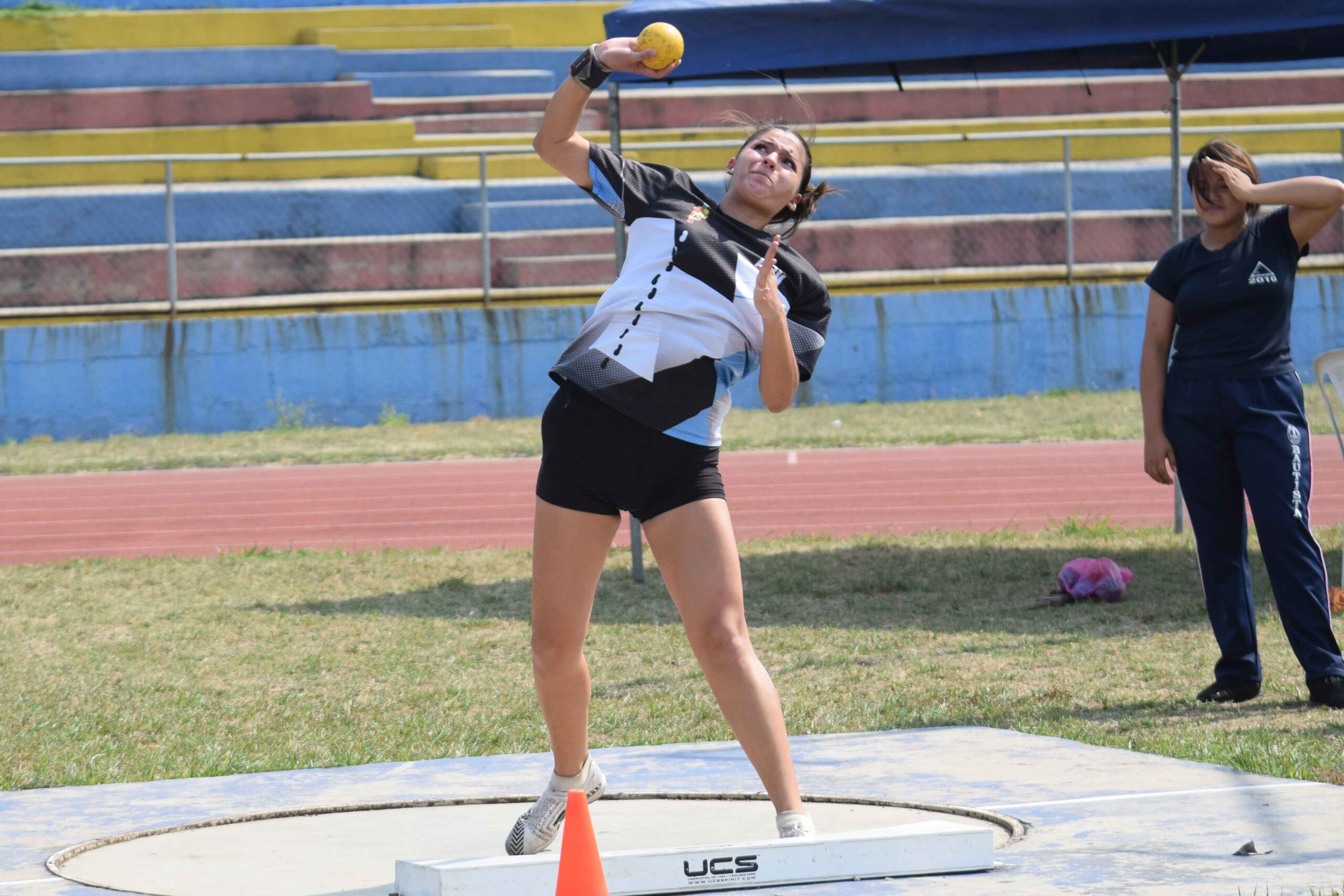 Atletismo juvenil se toma la pista