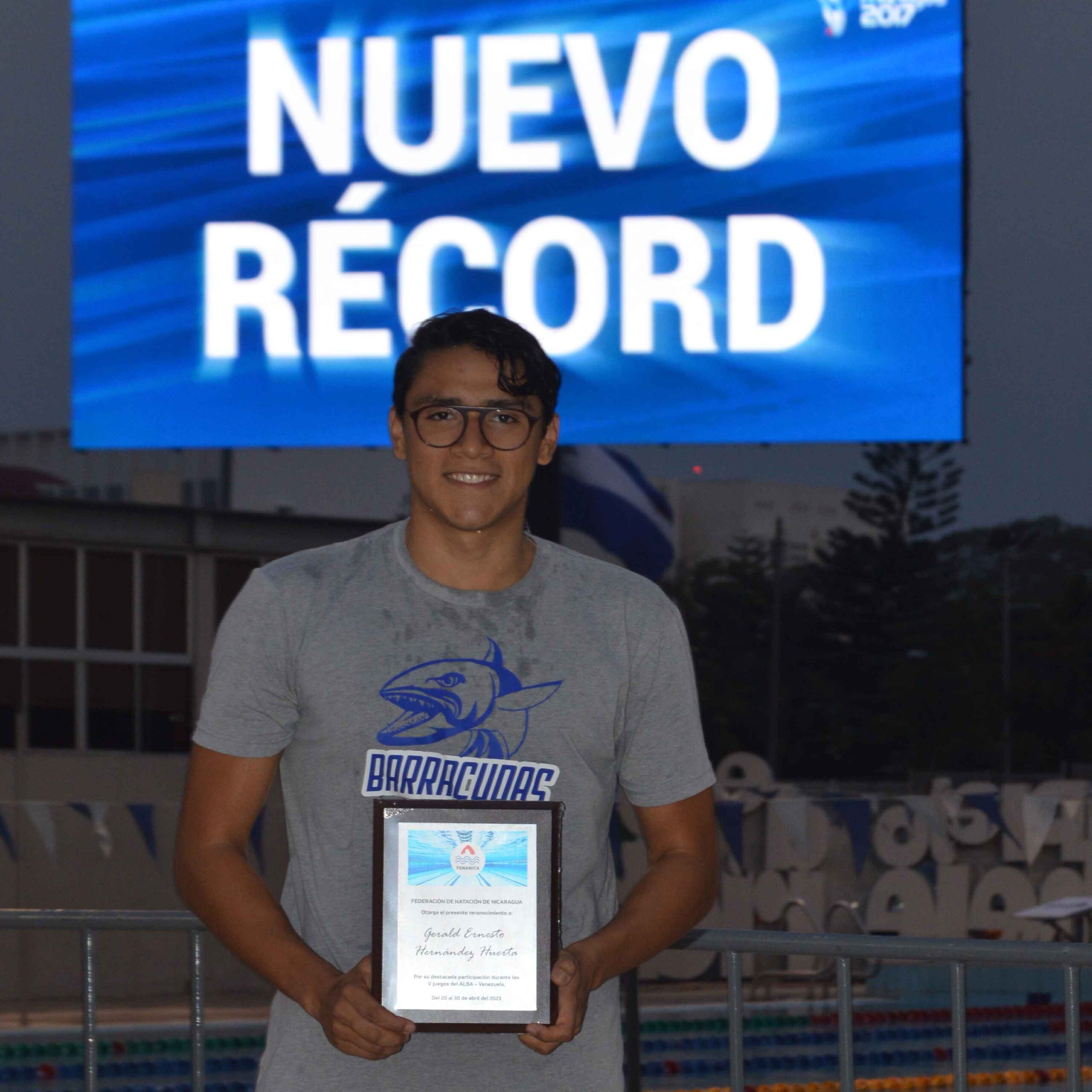 Reconocen labor de Gerald Hernández en natación en Juegos Alba 2023