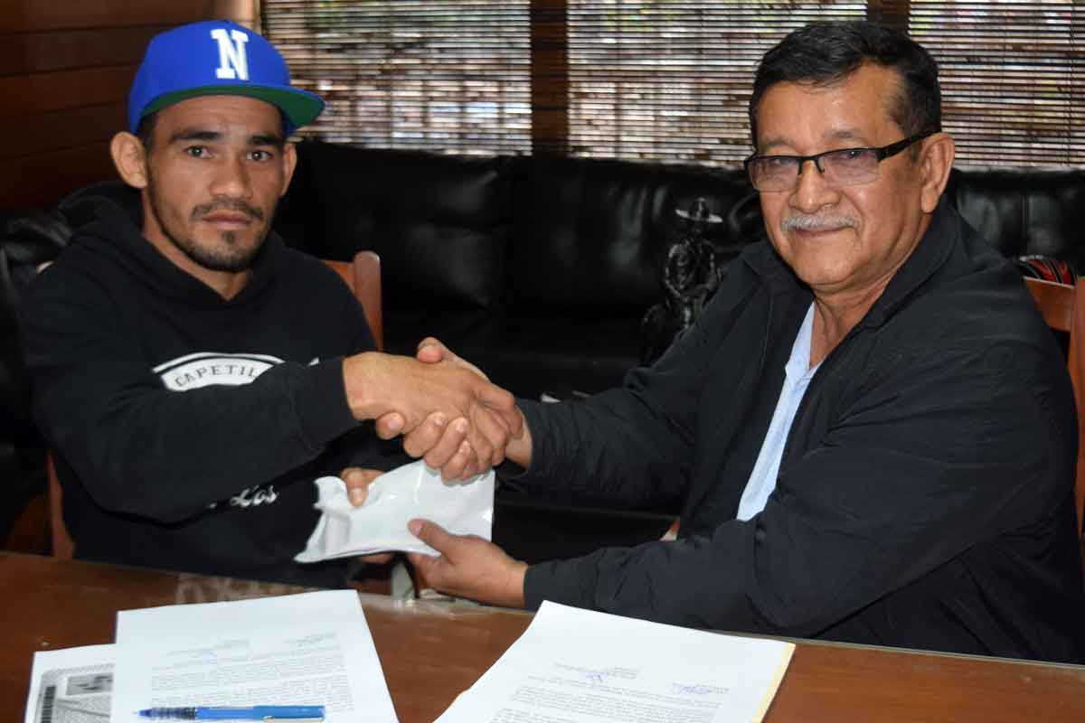 Pugilista nicaragüense Gerardo Zapata recibe sus honorarios de parte de Promotora All Star Boxing
