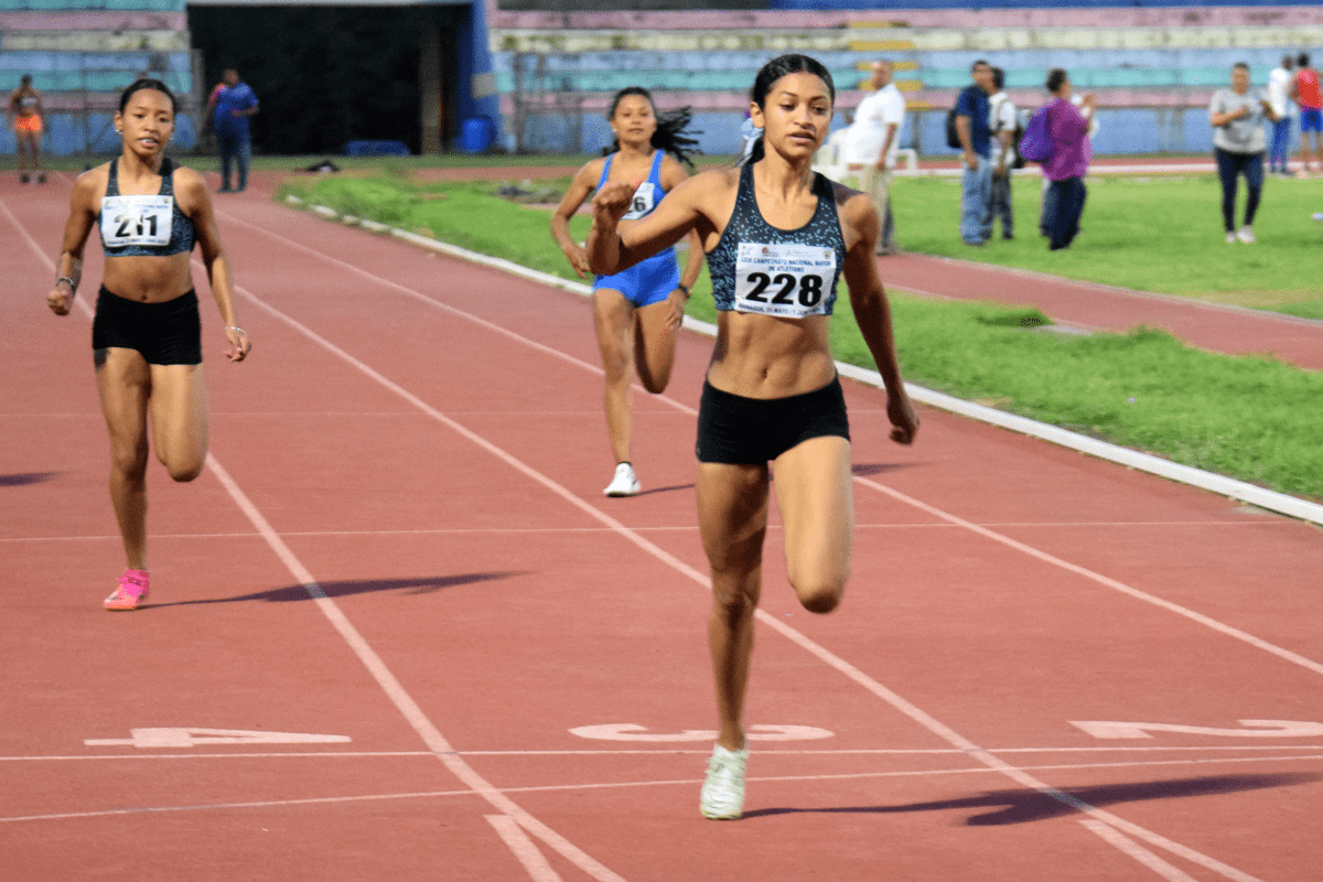 La atleta María Carmona corrió 0.08 segundos más rápido que en el 2023, los 100 metros plano