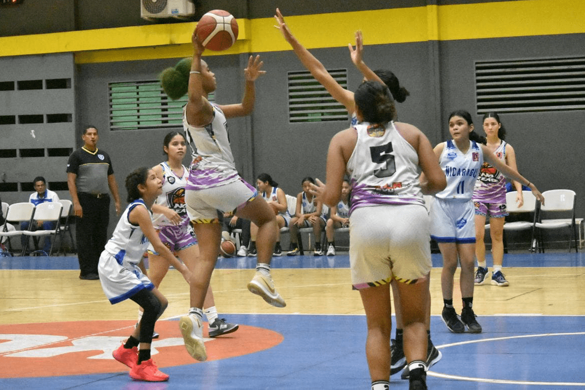 Las chicas No Fear avanzan a cuartos de final en baloncesto femenino