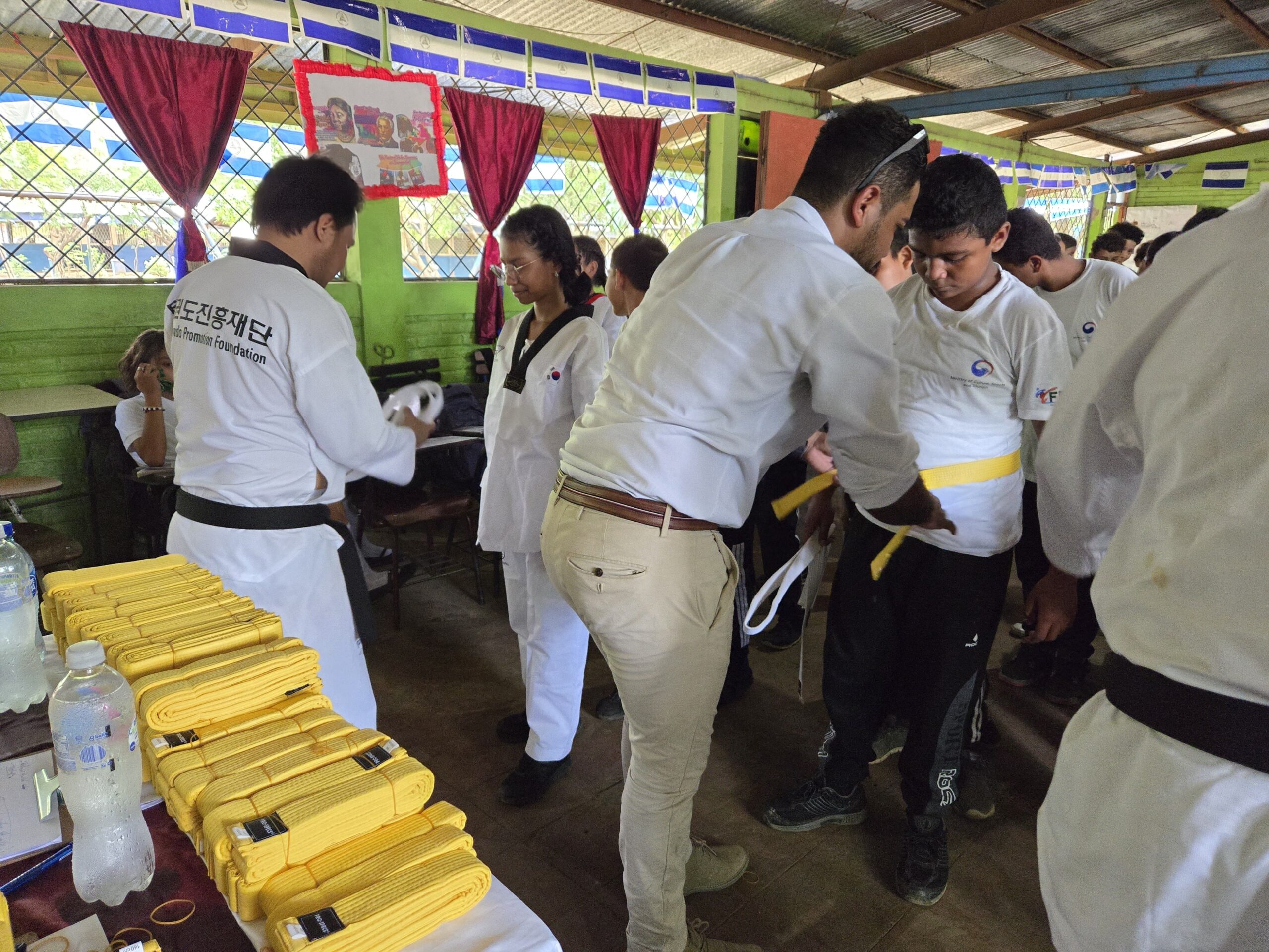 Niños cambian cinturón en taekwondo