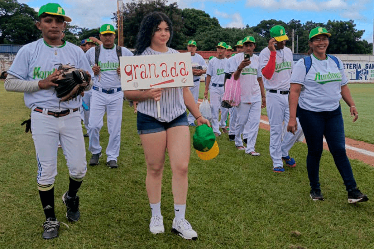 Monarca del béisbol campesino inicia perdiendo