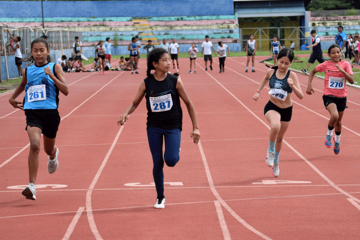 Talento infantil sobre la pista de atletismo