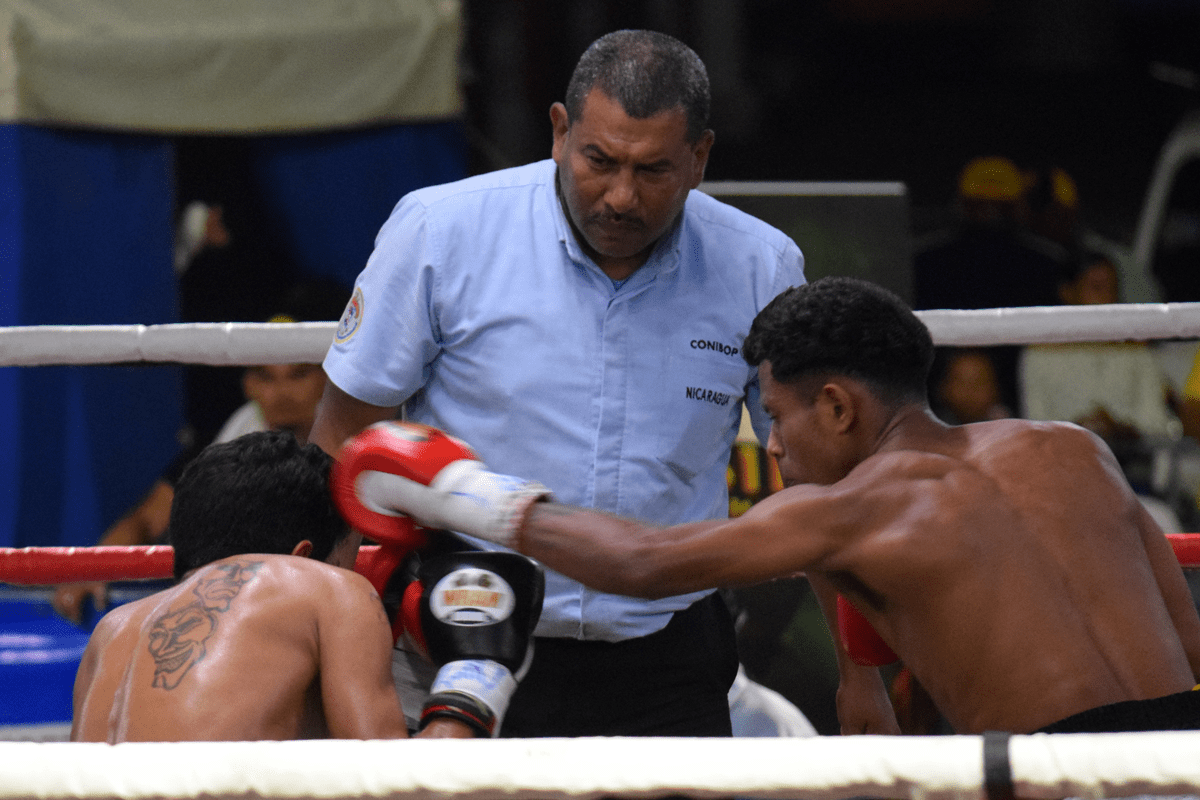 Arbitro y juez nicas en pelea de Félix