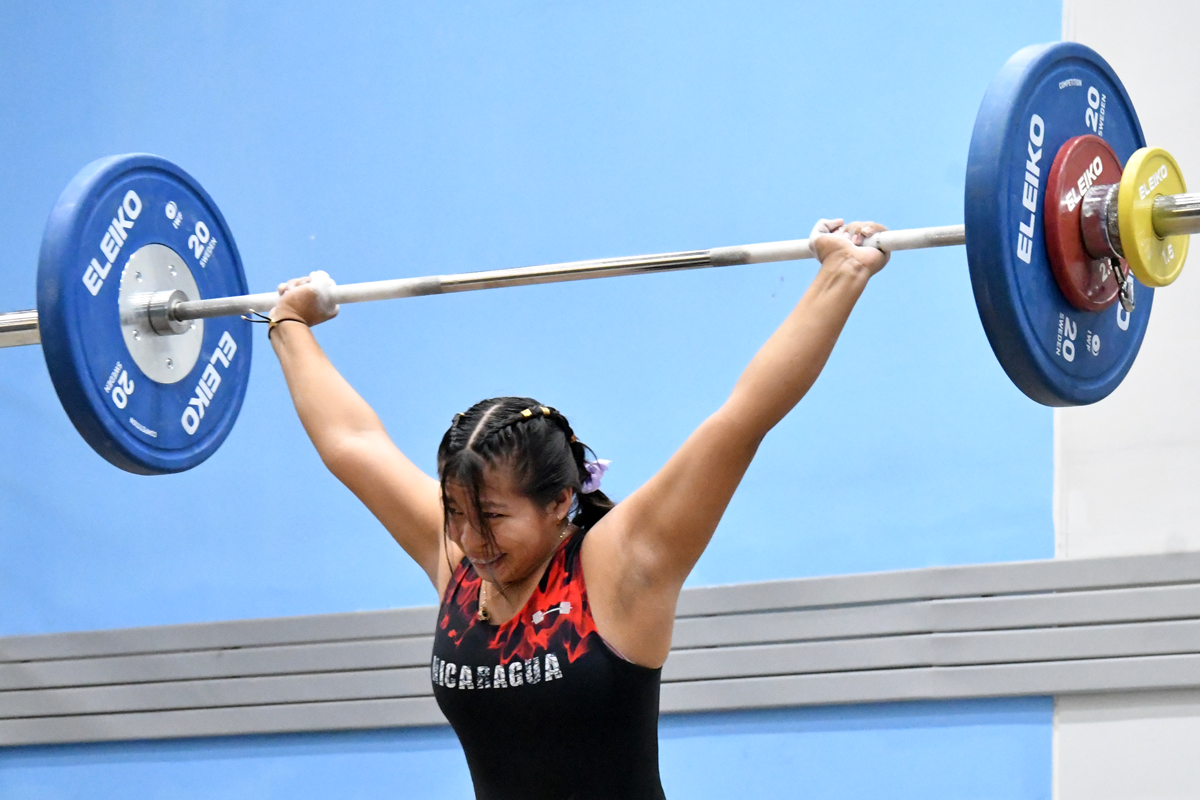 Nuevas promesas de la halterofilia en acción