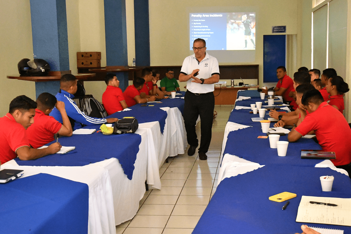 Capacitan a árbitros nicaragüenses