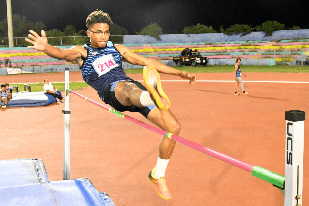 Glen McCoy bicampeón en Atletismo