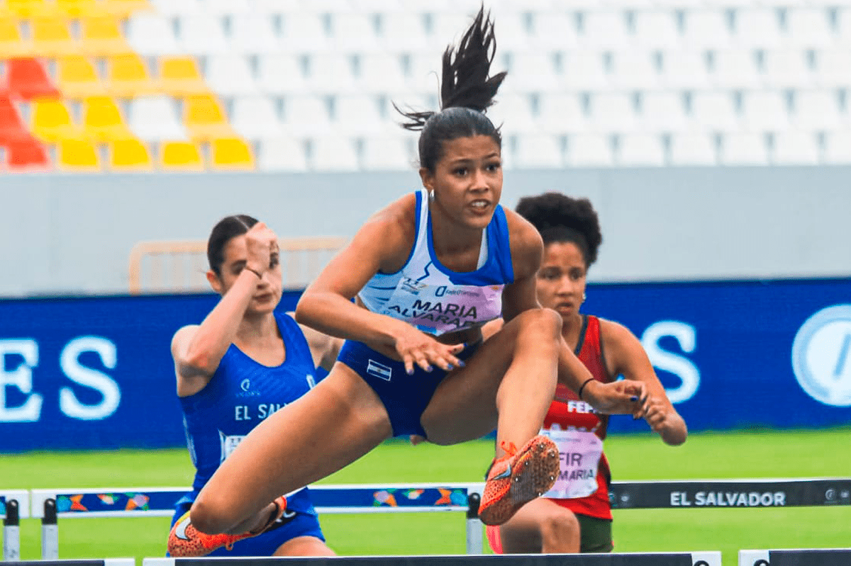 La Jaguar María Alvarado impone récords nacionales en EEUU