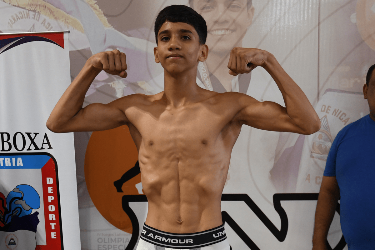 Niños dominan la báscula en infantil de boxeo