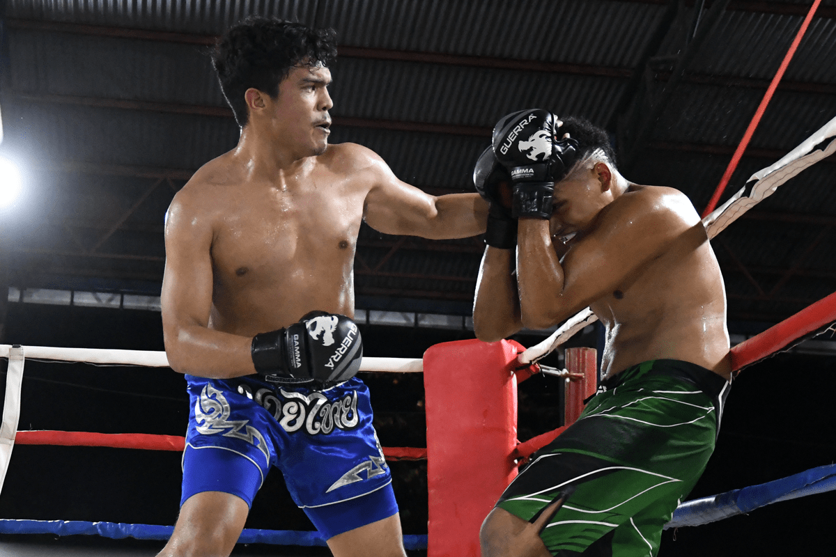 El ring está listo y los boxeadores con guantes puestos