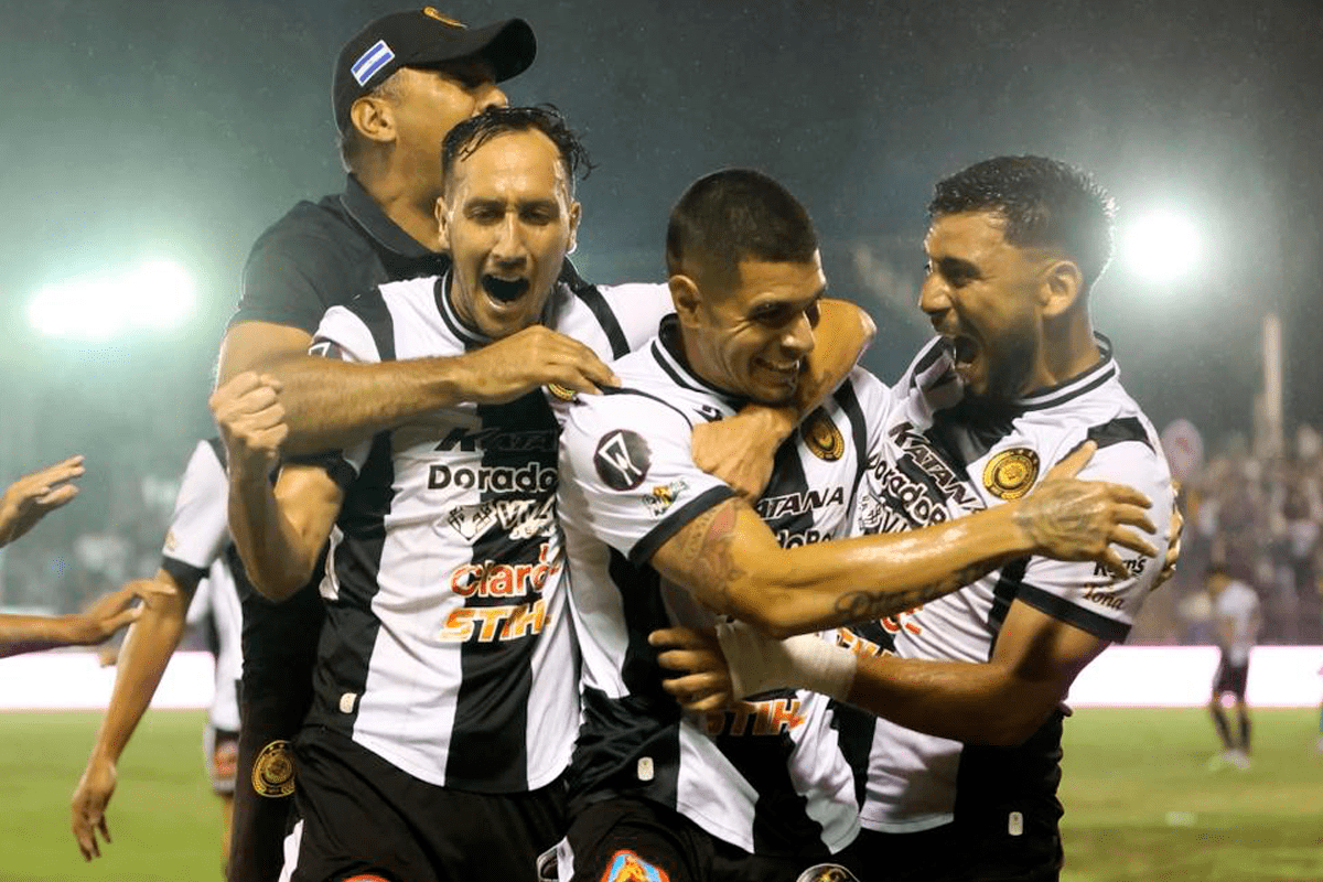 Caciques conquistan último título en vieja casa