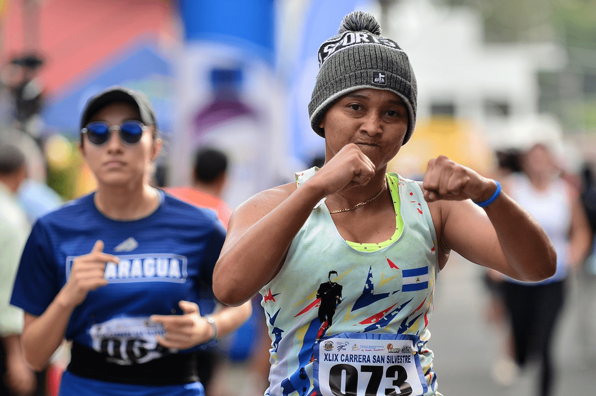 Mujer corre, celebra y llega a la meta