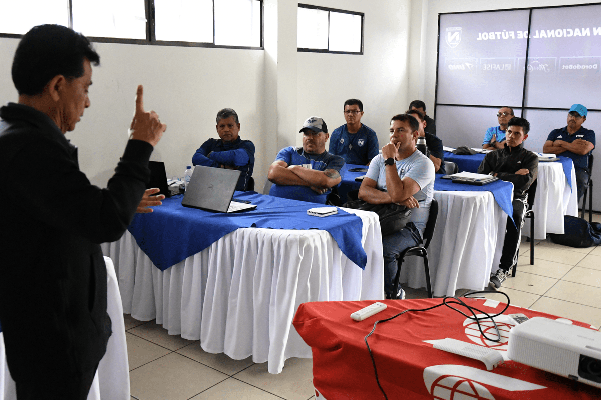 Fenifut capacita a entrenadores de Primera División y Liga de Ascenso