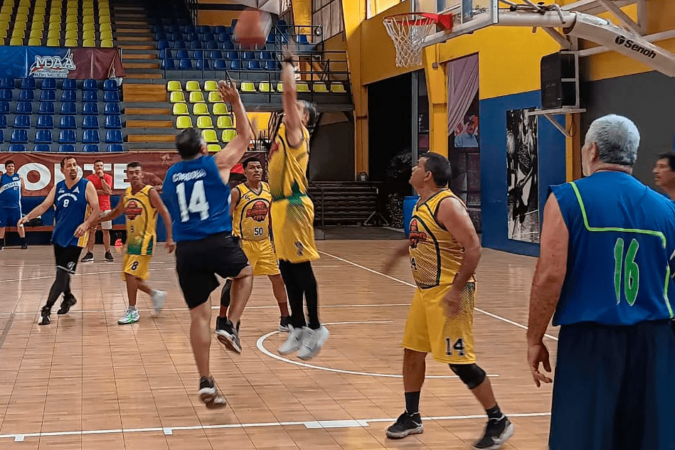 Veteranos activos en maxibaloncesto