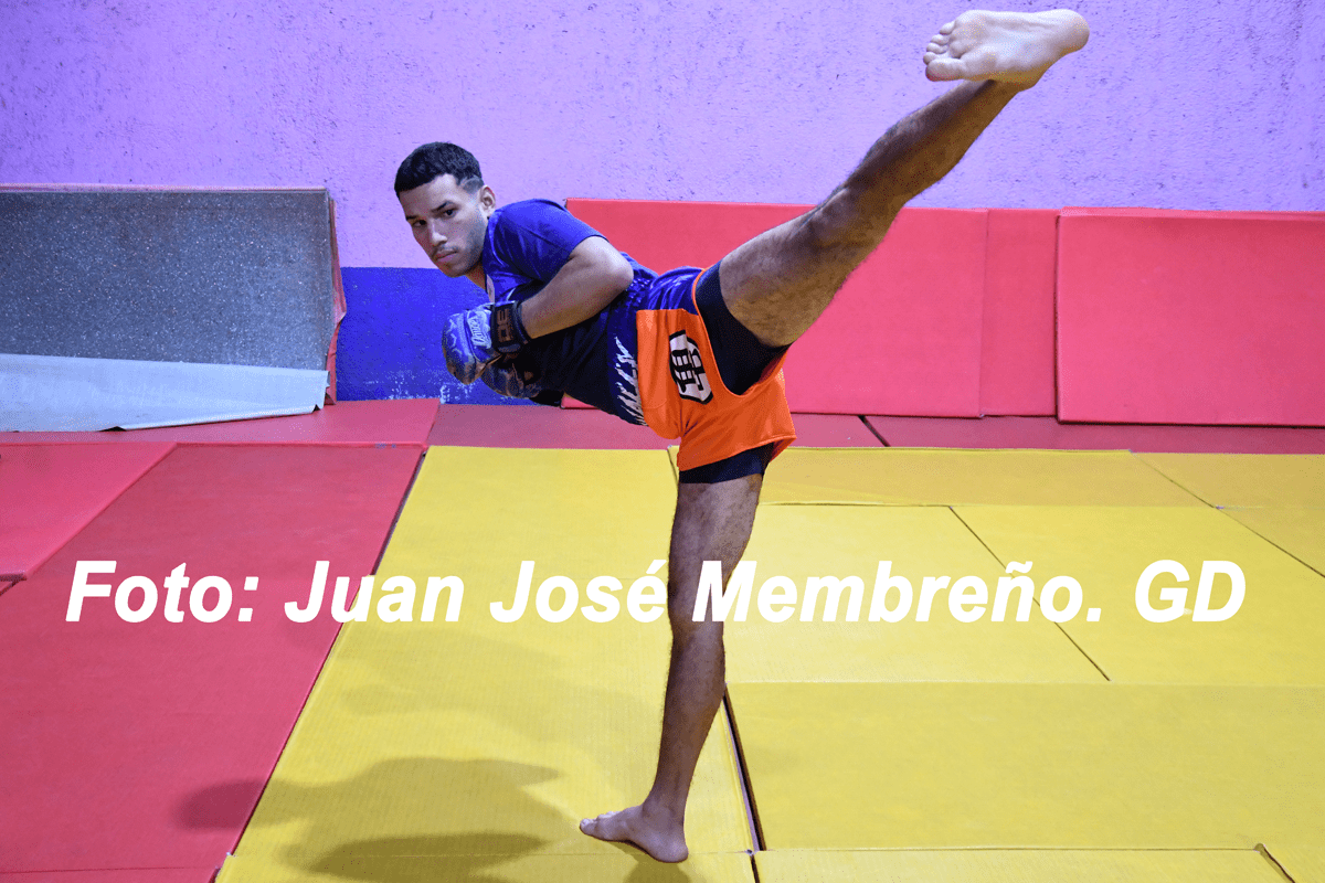 Wally González y su high kick en el octágono