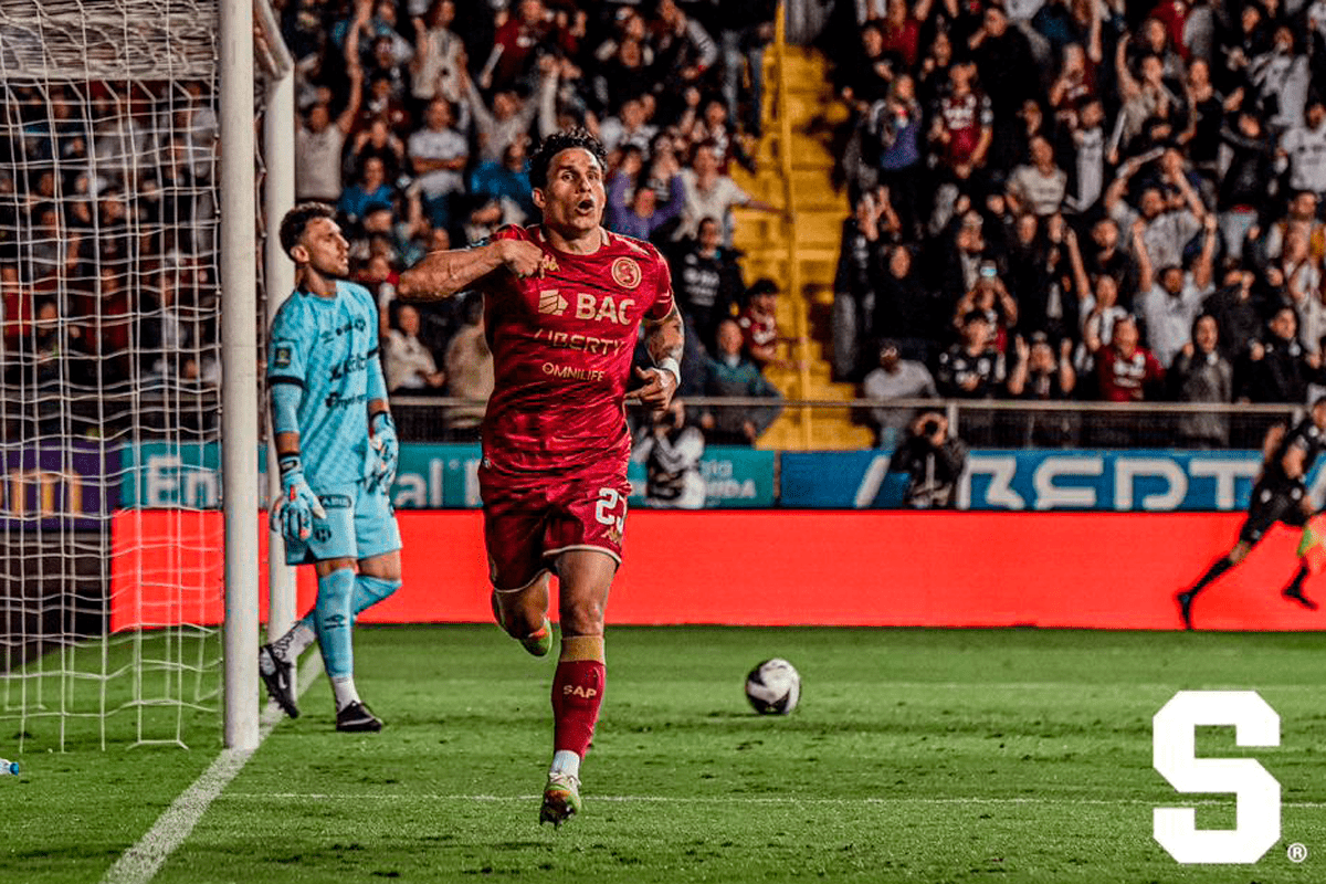 Medford cumplió y Saprissa cambió la historia en el Clásico