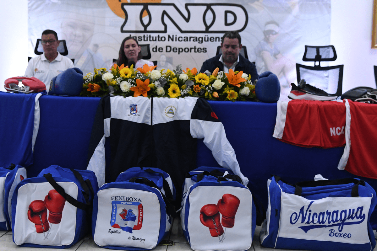 Feniboxa entrega implementos a selección juvenil