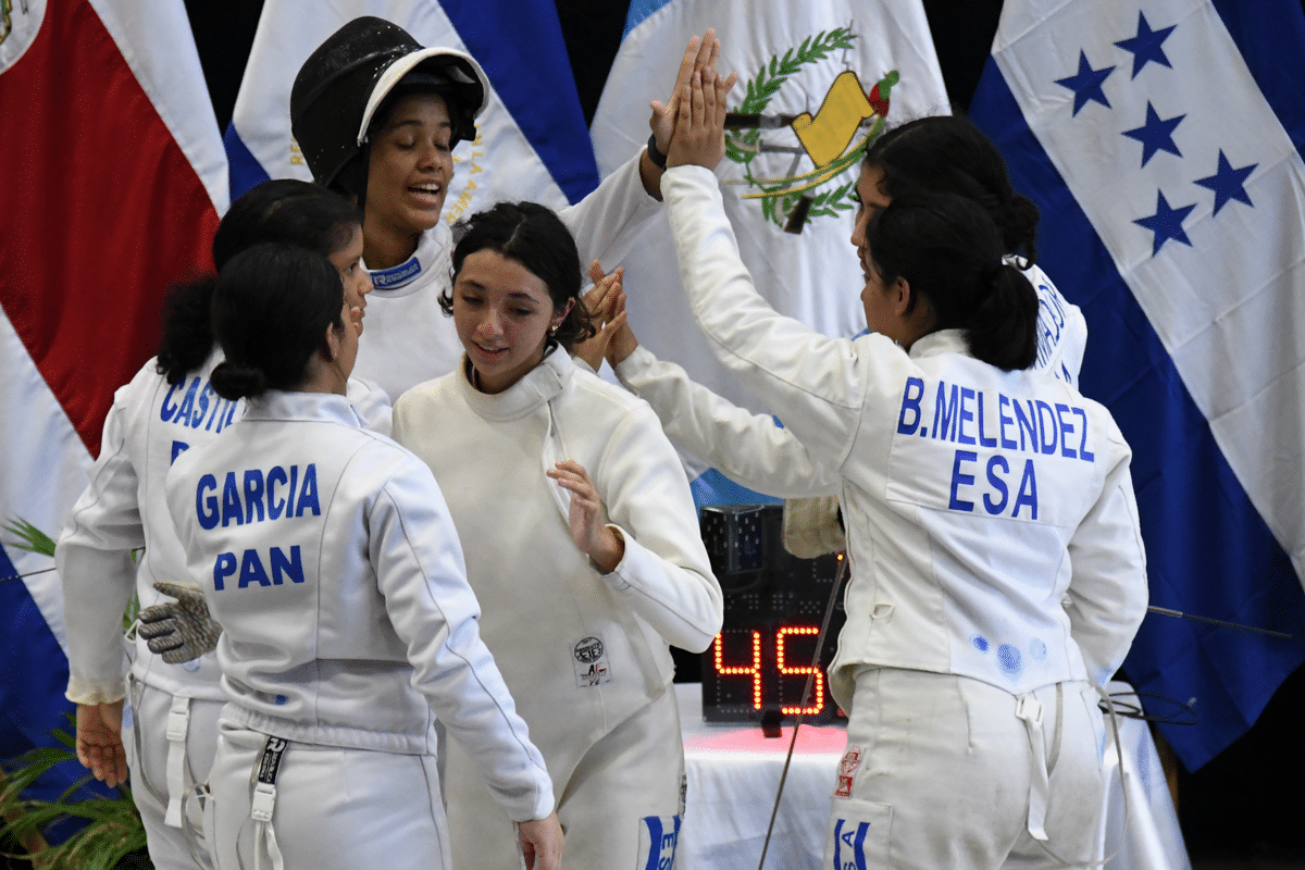 Nicaragua celebra dos medallas más en la esgrima regional