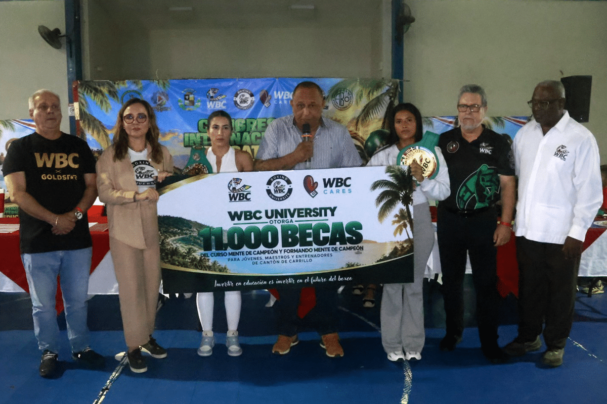 “Mente de Campeón” inspira a estudiantes en Carrillo